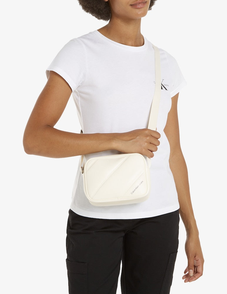 CALVIN KLEIN W QUILTED CAMERABAG18