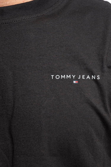 TOMMY JEANS TJM SLIM LINEAR CHEST TEE TEXT