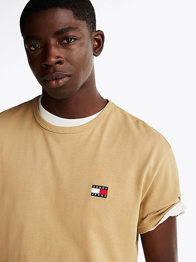 TOMMY JEANS TJM REG BADGE TEE EX