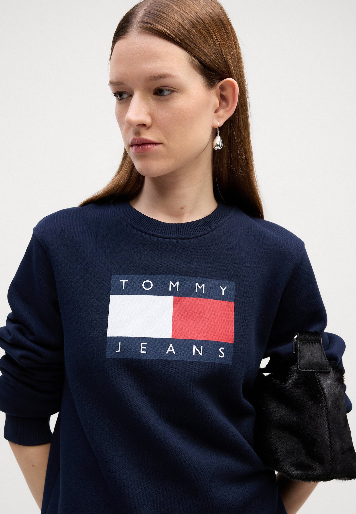 TOMMY JEANS W REG TJ FLAG CREW