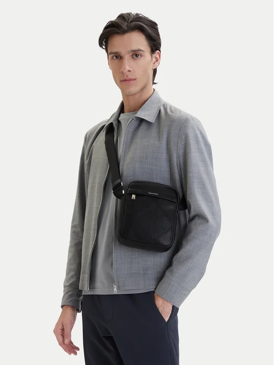 CALVIN KLEIN EMBLEM AOP EMBOSS REPORTER