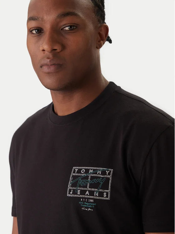 TOMMY JEANS REGULAR SIGN SPRAY SS TEE